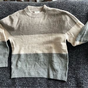 Crew neck colour block sweater.